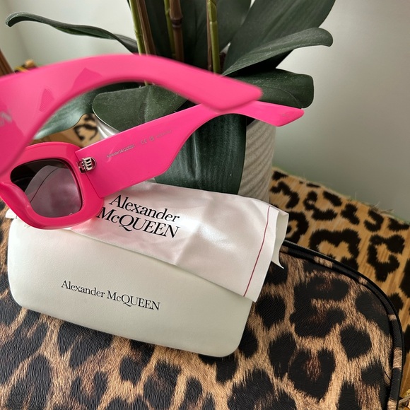 ALEXANDER MCQUEEN (NEW) Authentic Luxury Sunglasses - Picture 4 of 7